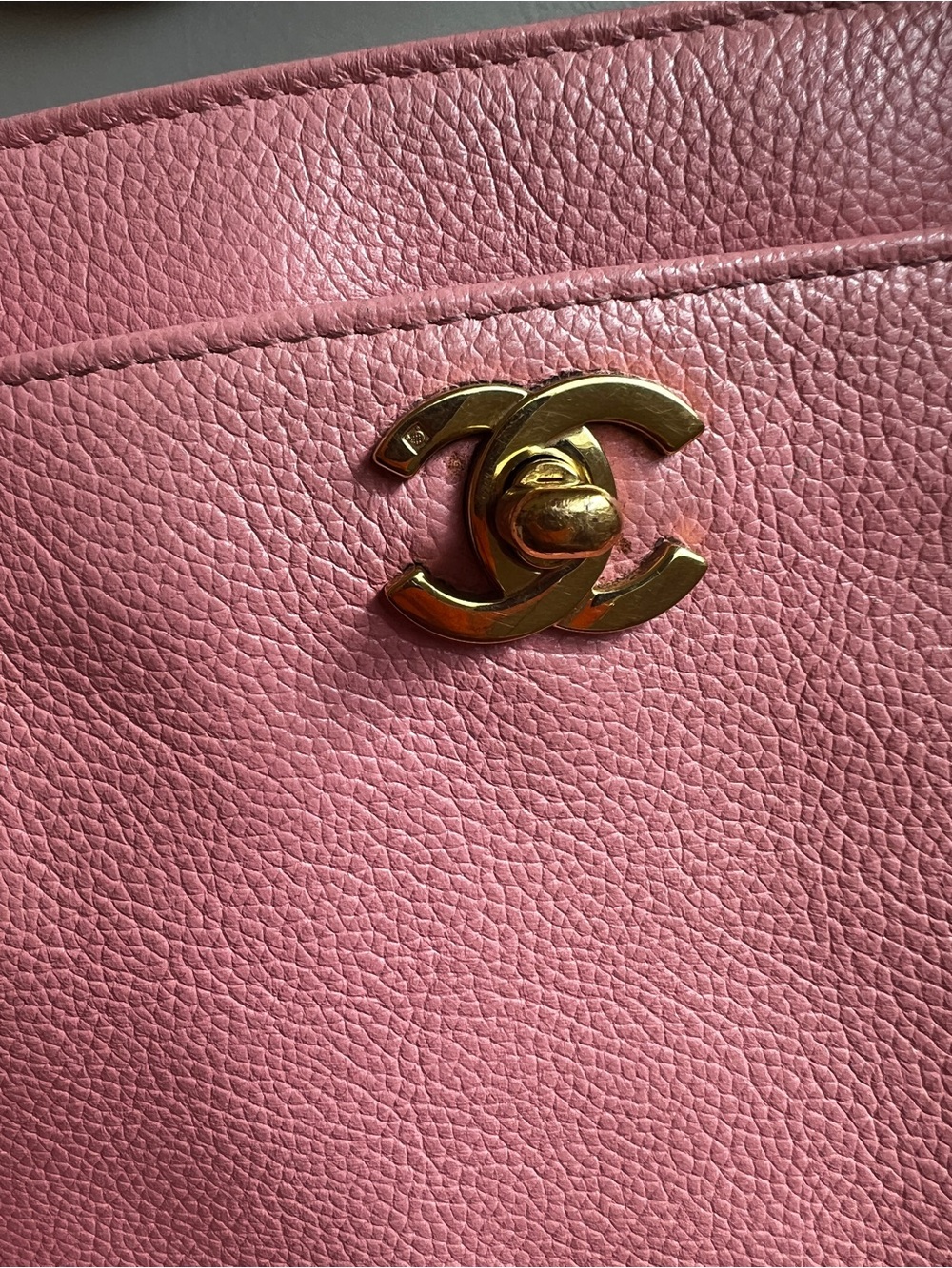 Vintage CHANEL Pink Leather Double-Handle Tote with 24k plated Gold CC Logo - Picture 3 of 16